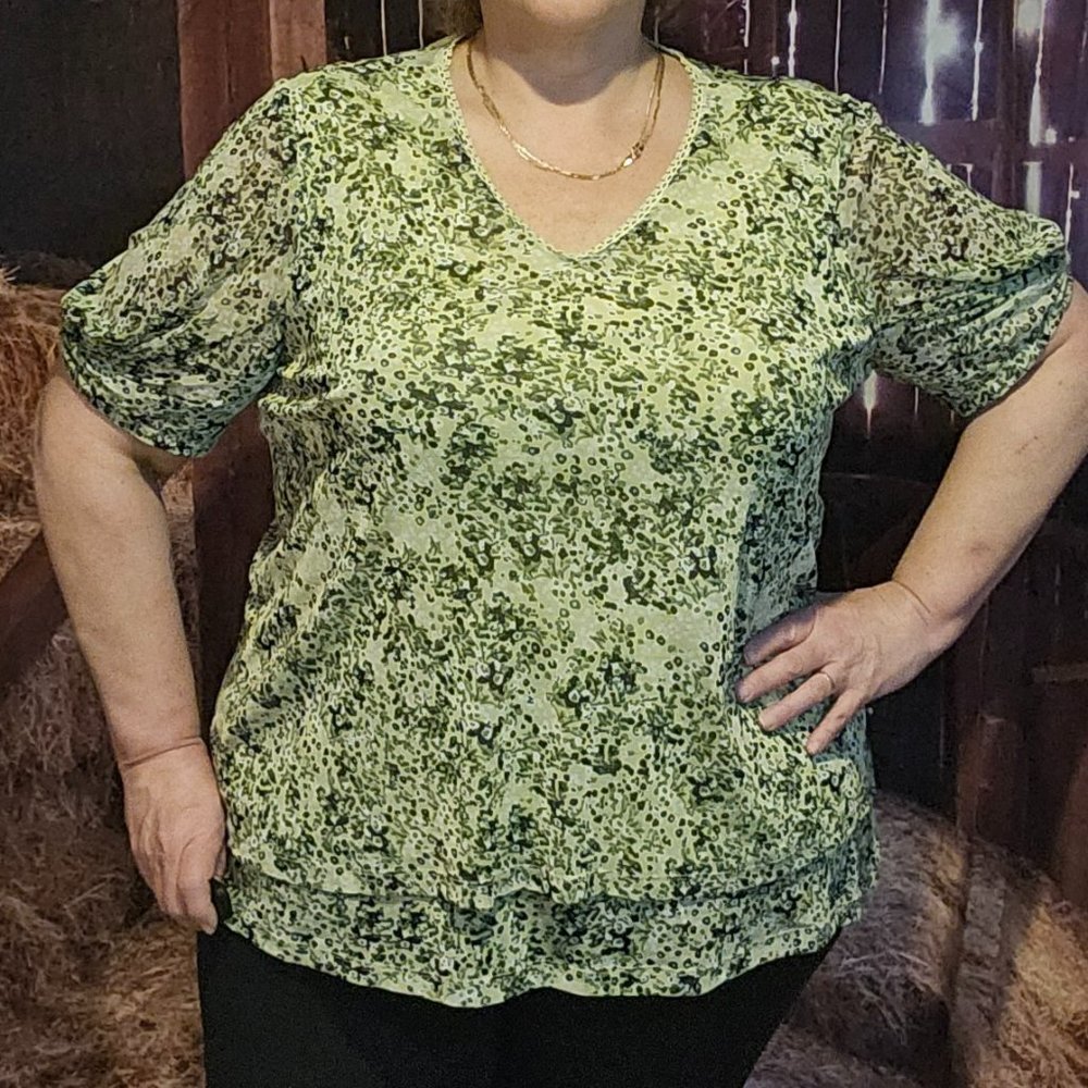 floral short sleeve light weight top 1x